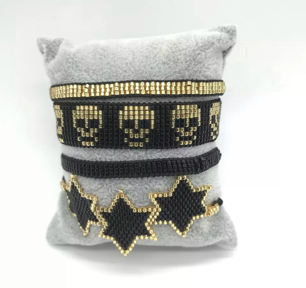 Sett med perlearmbånd . Black Gold Star´n skulls