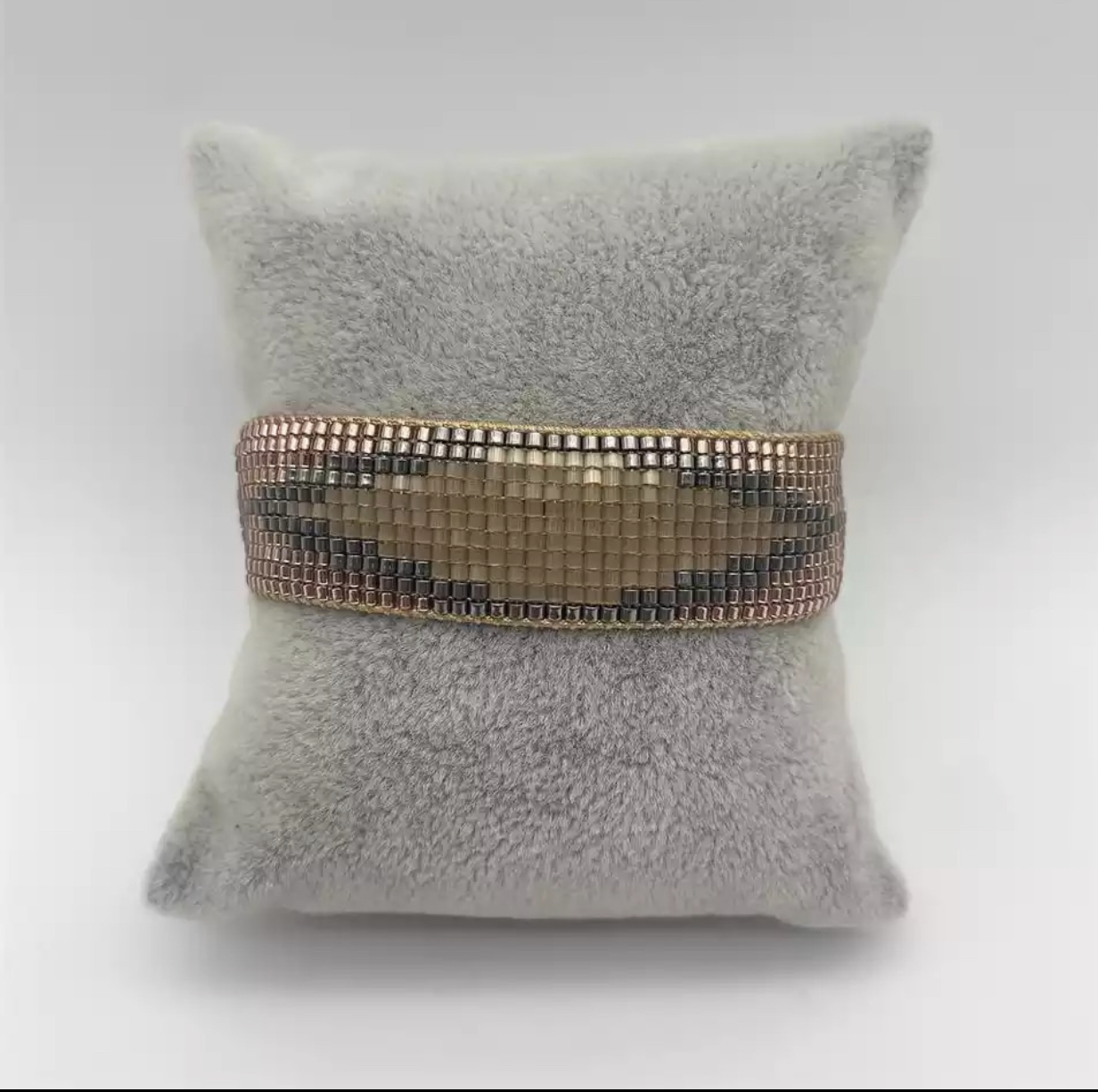 Perlearmbånd med gyllen kvadrat