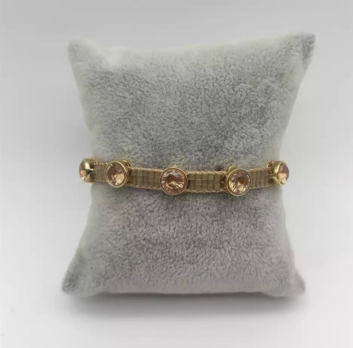 Perlearmbånd med gylne stener