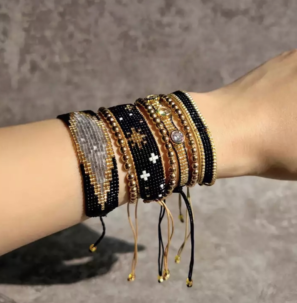 Perlearmbånd svart, grå og gylden
