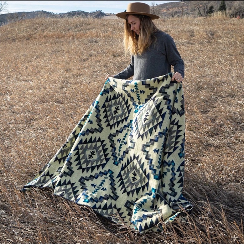 Alpakkapledd Andisk Blue Chakana bakside ute