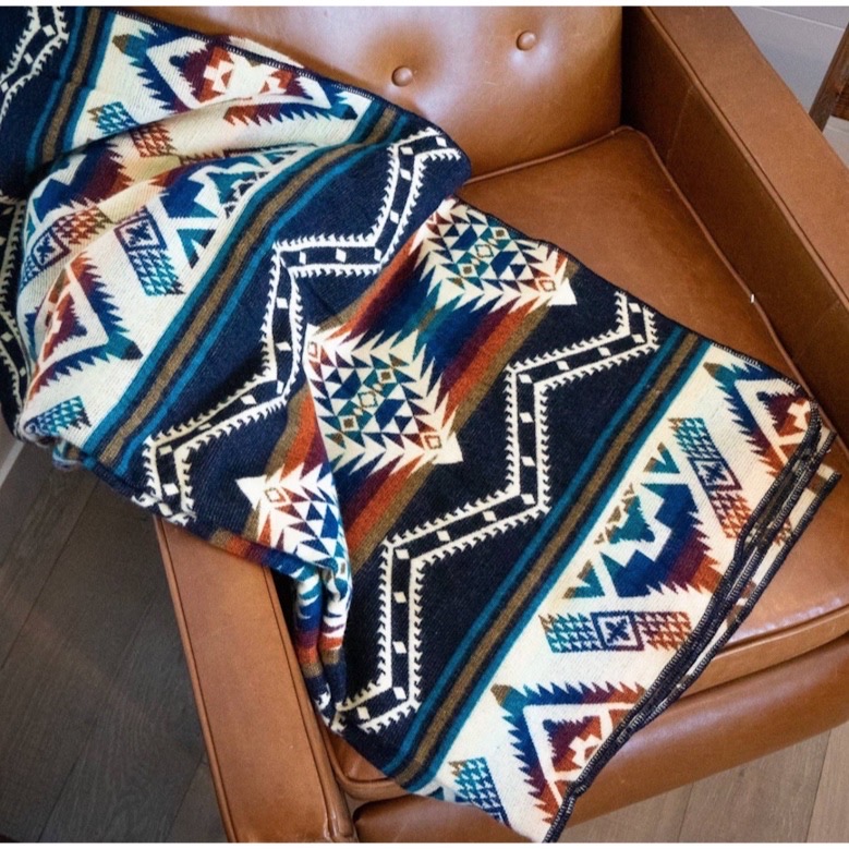 Alpakkapledd Andisk Blue Rio over armlen