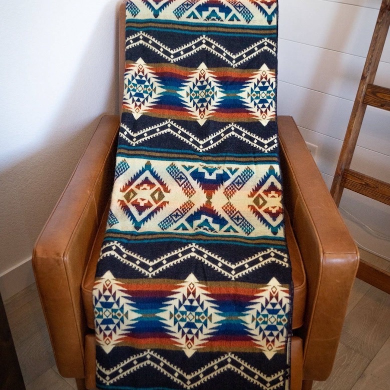 Alpakkapledd Andisk Blue Rio strukket i stol