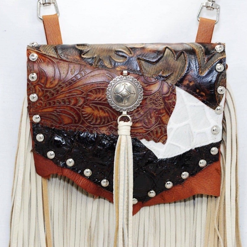 Hofteveske med hvite frynser