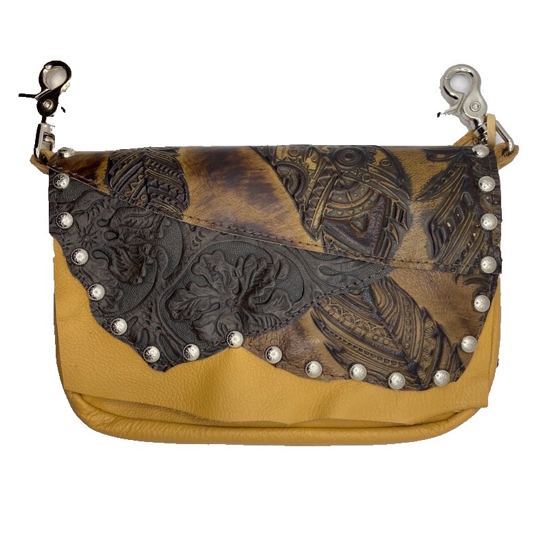 Hofteveske i gyllent skinn preget med fjær