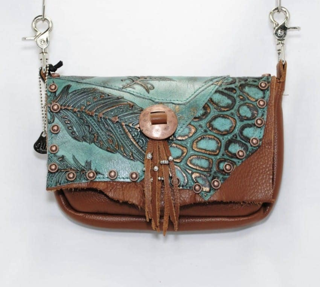 Hofteveske i brunt skinn preget med sjøgrønne detaljer