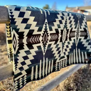 Aplakkapledd - Andean Forest